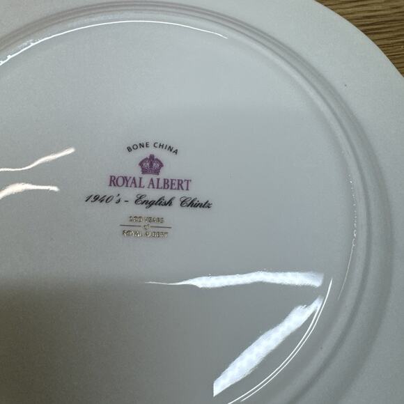 Royal Albert 100 Years 1940 3-Piece Set (Teacup, Saucer & Plate 8") - Picture 4 of 10